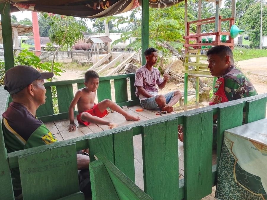 Babinsa Laksanakan Komsos Bersama Warga, Perkuat Kamtibmas Lingkungan