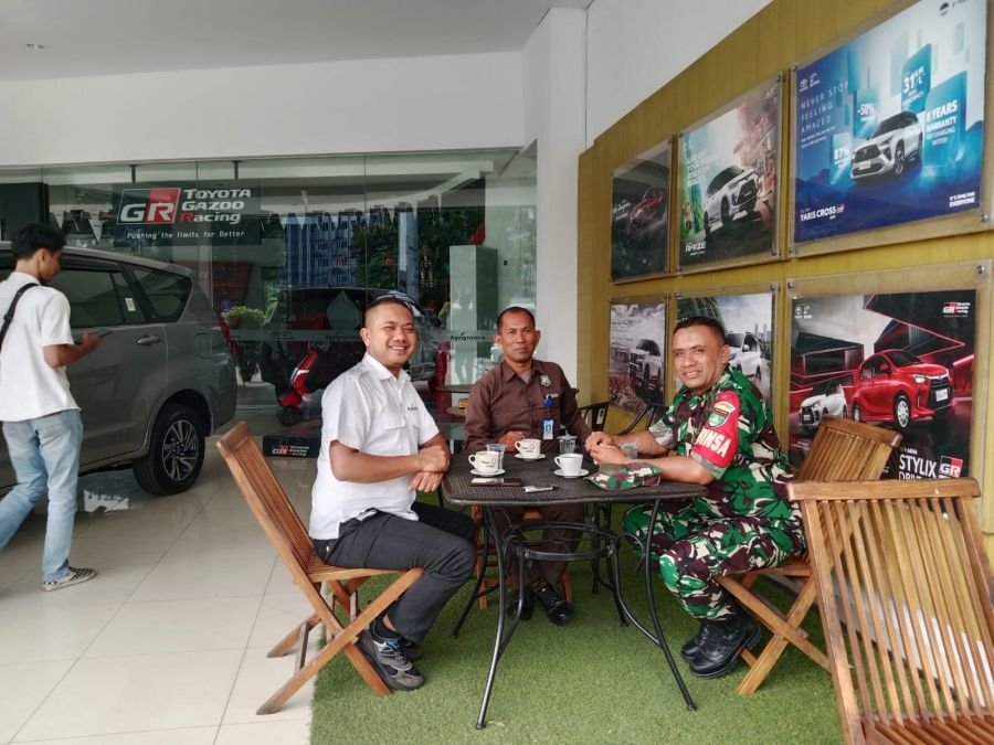 Babinsa Laksanakan Komsos dengan Pihak Keamanan Agung Toyota Auto Mall