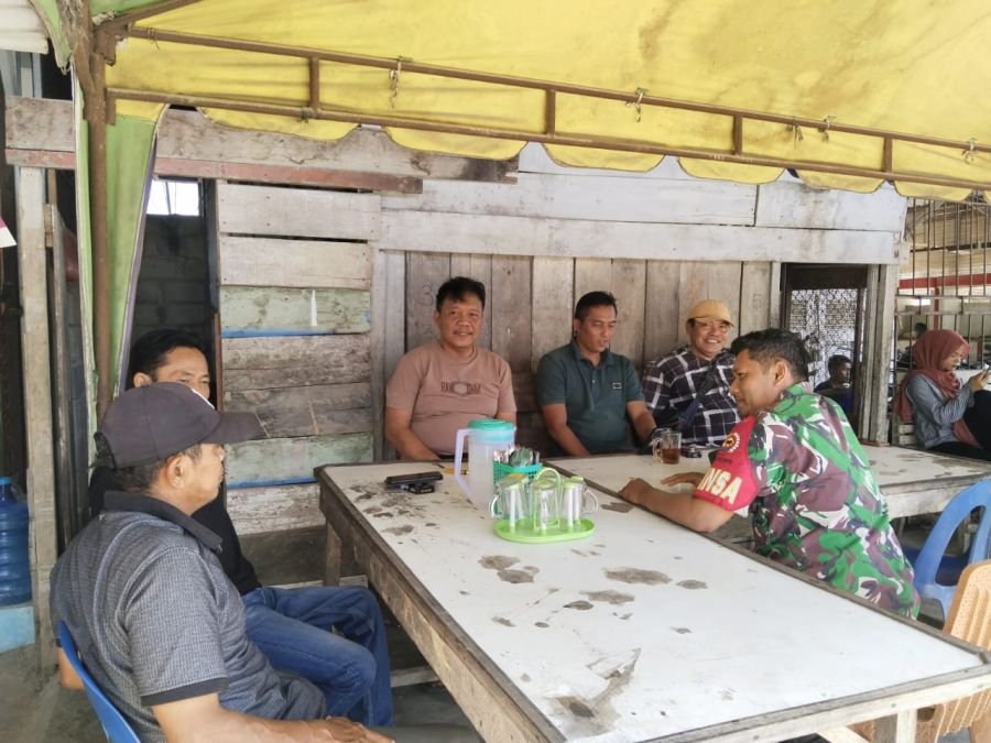Babinsa Sertu Abinuh Daulay Gandeng Tokoh Masyarakat Jaga Kondusivitas Desa Mahato