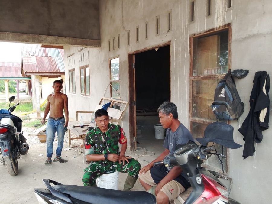 Babinsa Laksanakan Komsos dengan Warga Binaan untuk Pererat Silaturahmi dan Pantau Kondisi Wilayah