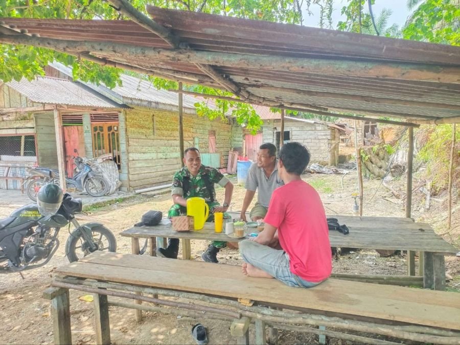 Babinsa Laksanakan Komsos Sambil Ngobrol Santai, Dekatkan Diri Dengan Warga Desa