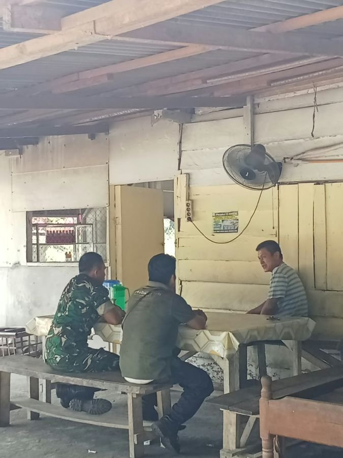 BABINSA LAKSANAKAN KOMSOS UNTUK MEMUPUK HUBUNGAN KEBERSAMAAN DENGAN WARGA.*