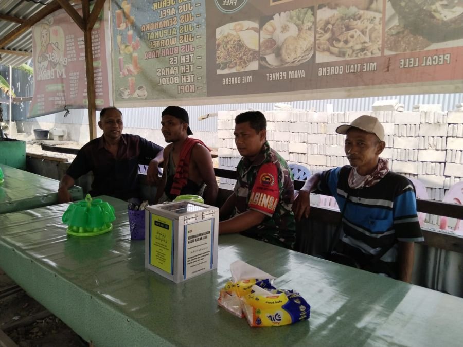 BABINSA LAKSANAKAN KOMSOS UNTUK MEMUPUK HUBUNGAN KEBERSAMAAN DENGAN WARGA.
