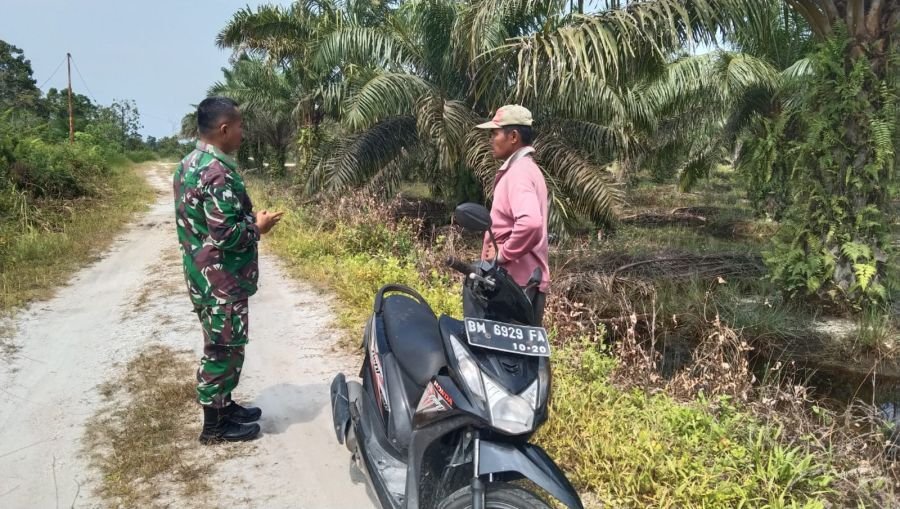 Babinsa Laksanakan patroli dan Sosialisasi kepada Masyarakat cegah karhutla di wilayah Koramil 07/Ka