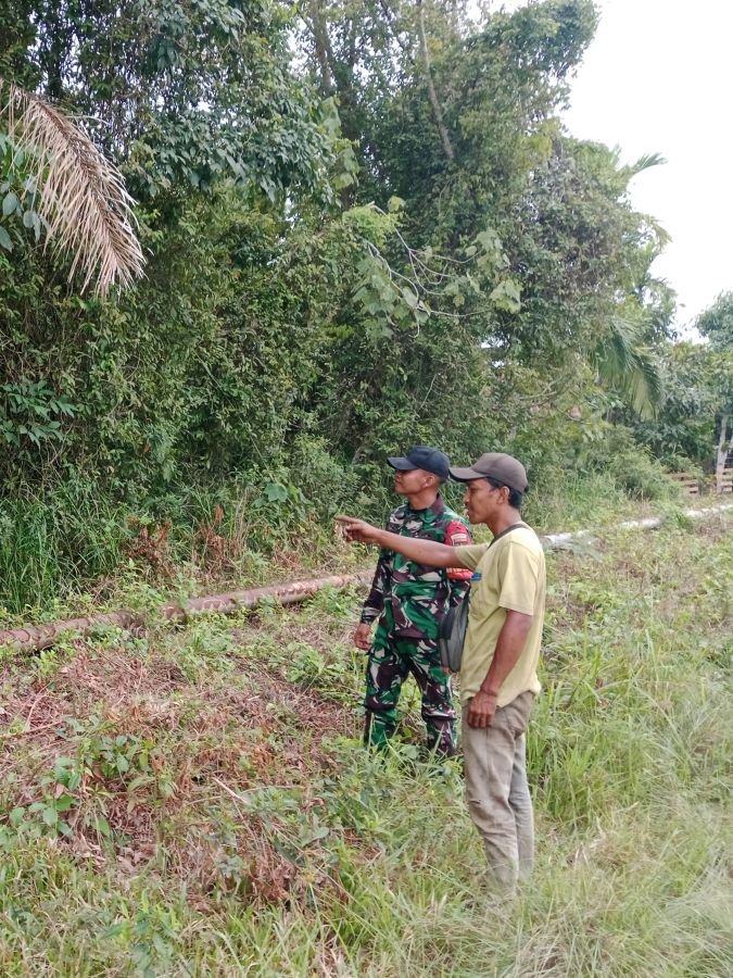 Babinsa Laksanakan Patroli Karhutla Bersama Warga  Peduli Api
