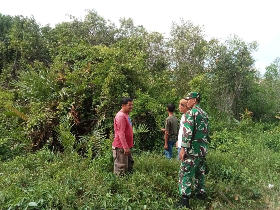 Babinsa Laksanakan Patroli Keliling Kampung Cegah Karhutla di Desa Sendaur