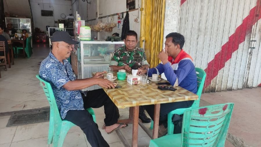 Babinsa Lakukan Komsos Bersama Warga, Wujudkan Lingkungan Aman dan Kondusif