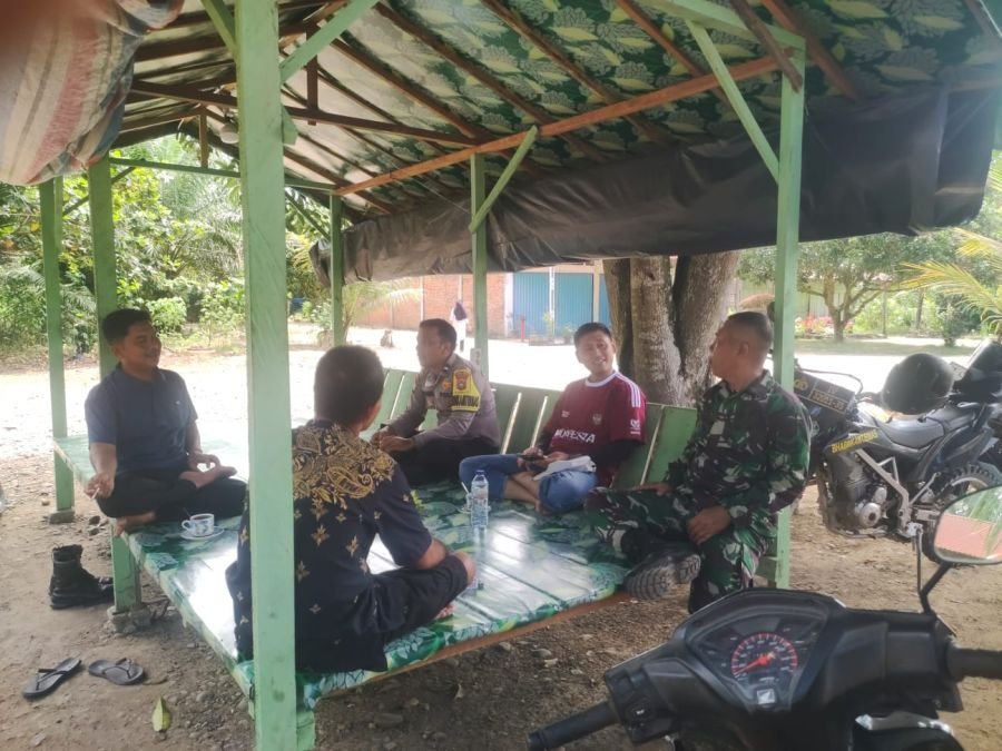 Babinsa Lakukan Komsos Dalam Upaya  Menjaga Konduktivitas Di wilayah Binaan