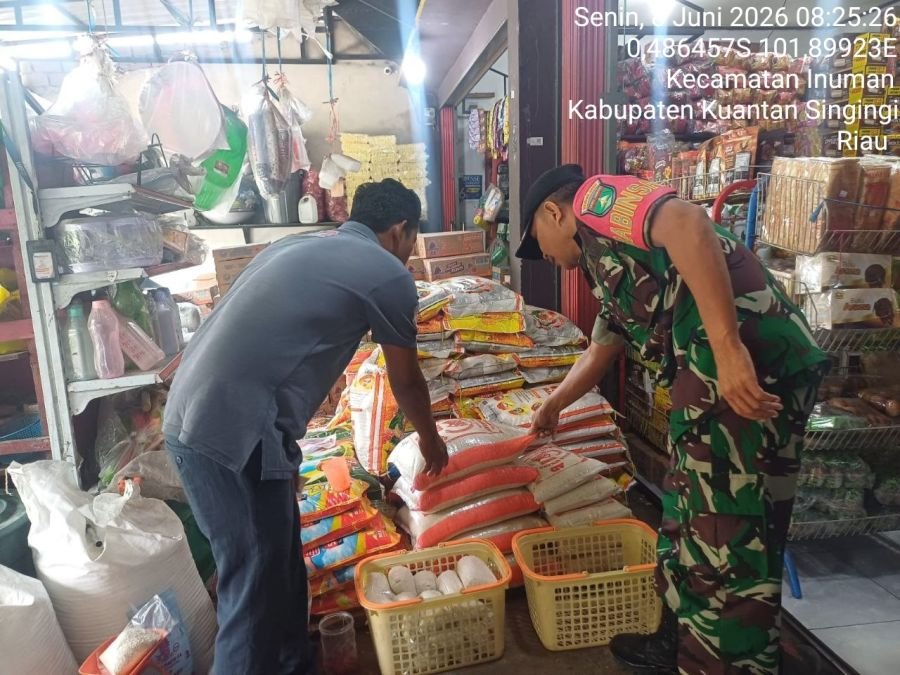 Babinsa Lakukan Pengecekan Harga Sembako Antisipasi Dampak Kenaikan Harga Plastik