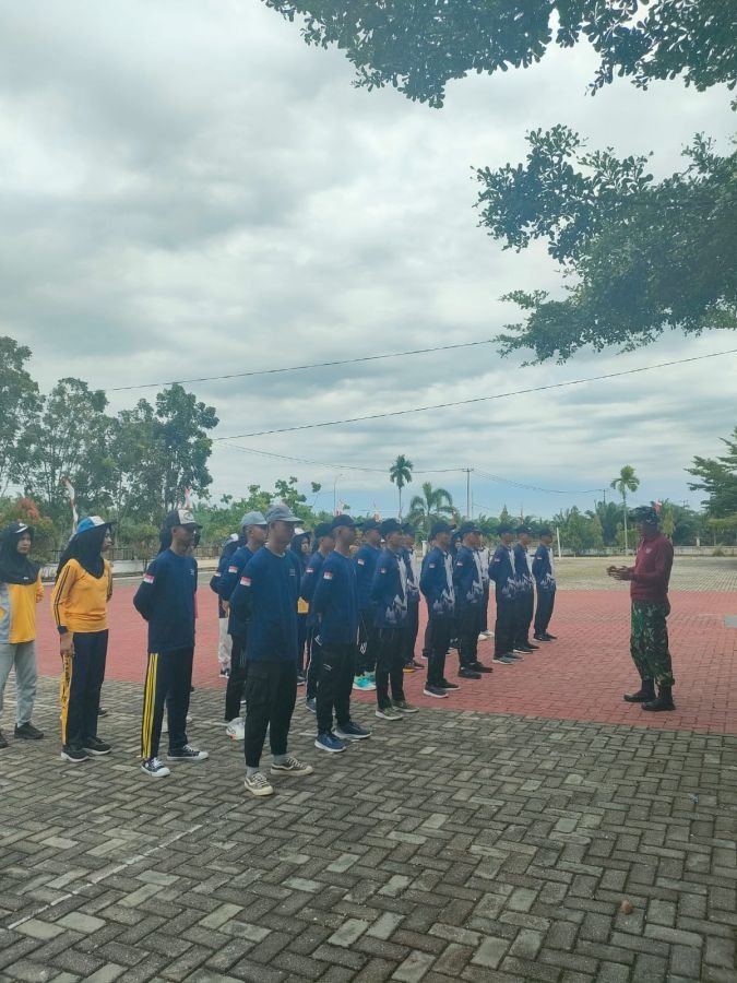 Babinsa Latih Calon Paskibra Sentajo Raya Sambut HUT ke-81 RI