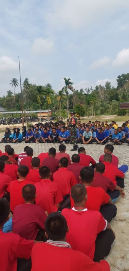 Babinsa Latih Disiplin Siswa Baru SMKN Kundur Utara Lewat PBB
