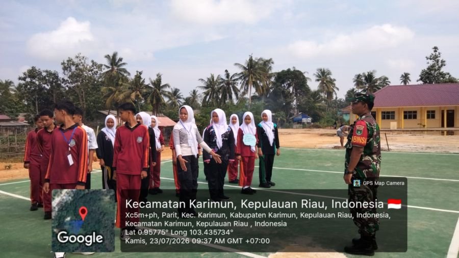 Babinsa Latih Disiplin Siswa MPLS Lewat Materi PBB di Selat Gelam