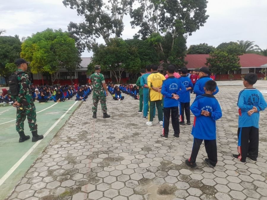 Babinsa Latih Mental dan Disiplin Siswa SMPN 1 Pangkalan Kuras