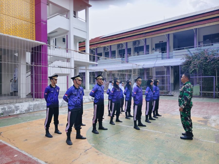 Babinsa Latih Paskibraka SMAN 1 Pekanbaru, Tanamkan Disiplin dan Semangat Kebangsaan