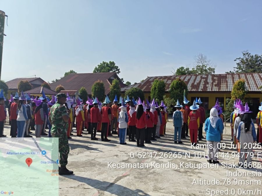 Babinsa Latih PBB, MPLS SMAN 1 Kandis Bangun Disiplin Siswa
