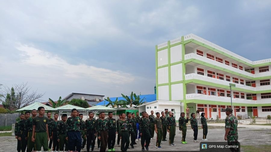 Babinsa Latih PBB, Siswa SMK Taruna Satria Tetap Kompak di Hari Libur