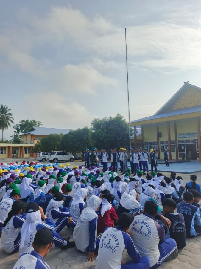 Babinsa Latih PBB, Tanamkan Disiplin Siswa Baru SMA Negeri 1 Kundur