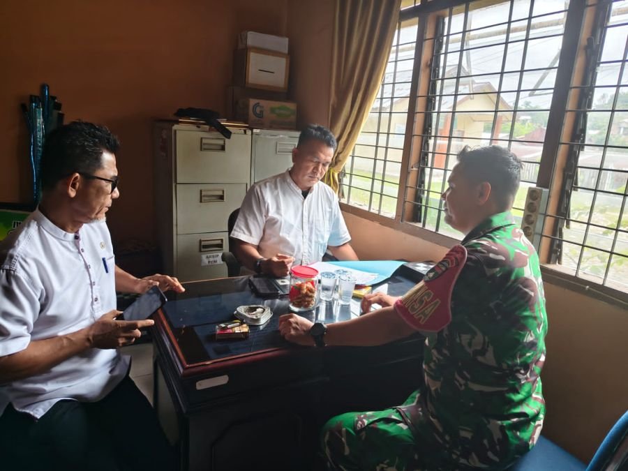 Babinsa Lembah Damai Ajak Warga Aktifkan Kembali Pos Ronda Demi Keamanan Lingkungan