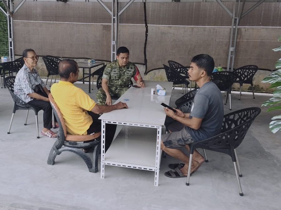 Babinsa Lembah Damai Ajak Warga Jaga Kebersihan Drainase untuk Cegah Banjir