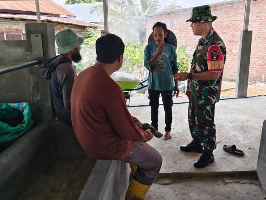 Babinsa Lembah Damai Gencarkan Komsos Cegah Karhutla di Wilayah Rumbai