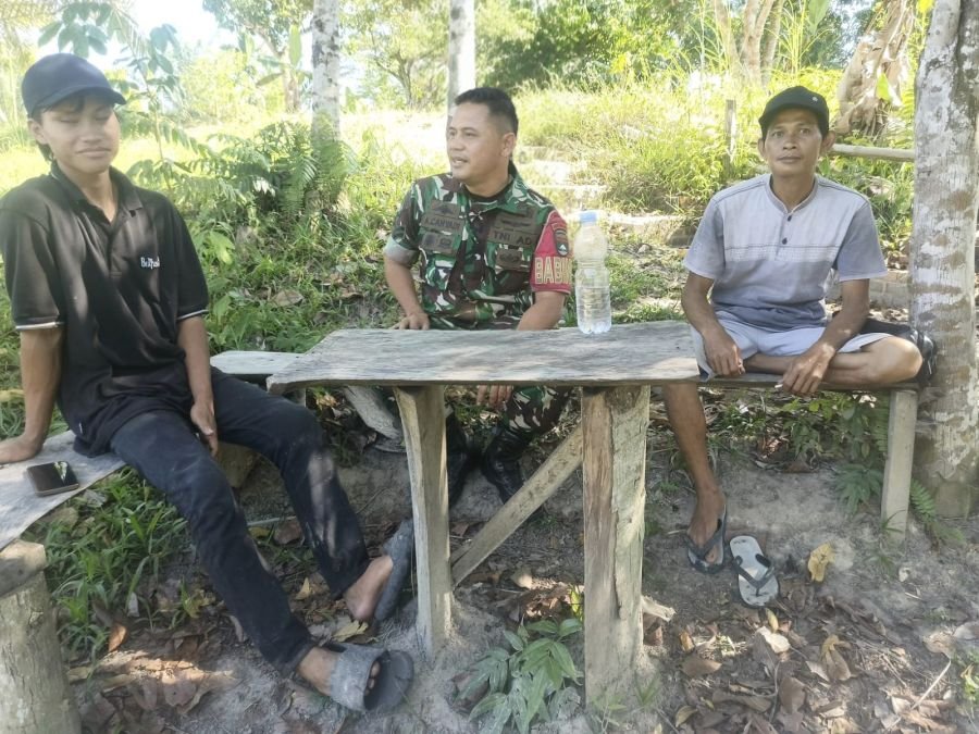Babinsa Lembah Damai Perkuat Komsos Bersama Warga, Ajak Tingkatkan Kepedulian Cegah Karhutla