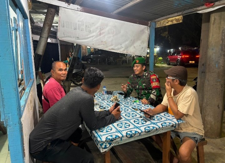 Babinsa Lembah Sari Sambangi Pos Kamling Tengah Malam, Warga Makin Semangat Jaga Keamanan