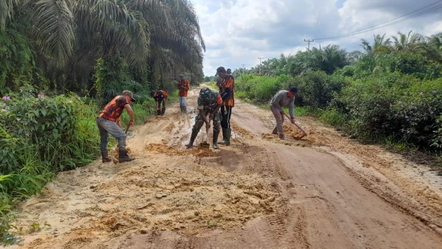 Babinsa lestarikan Budaya Gotong Royong di desa Binaan