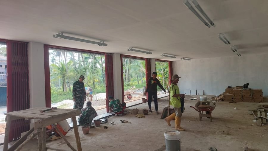 Babinsa Limau Manis Awasi Pembangunan KDKMP dan Ingatkan Soal Cuaca
