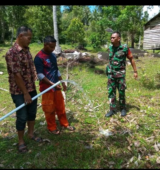 Babinsa Limau Manis Jaga Program Air Bersih Bersama Warga