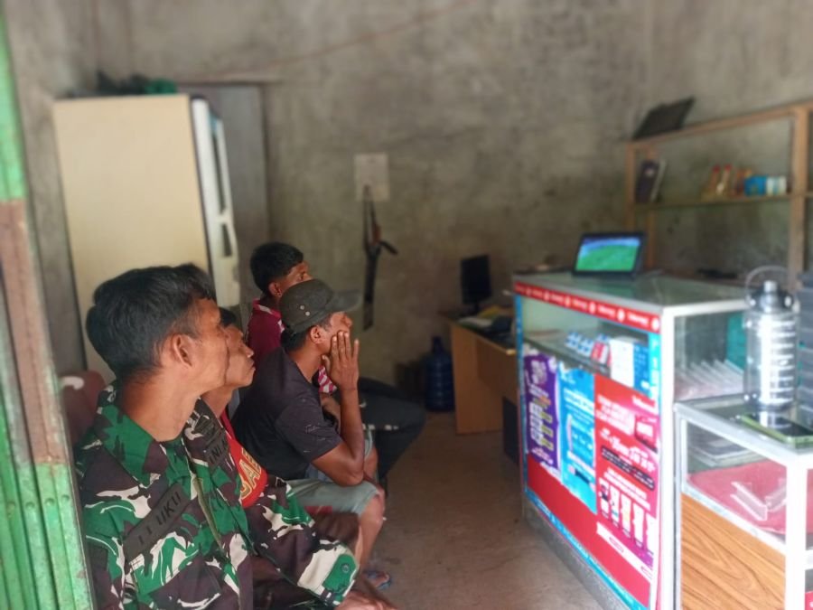 Babinsa Limau Manis Perkuat Kebersamaan Lewat Nobar Piala Dunia 2026