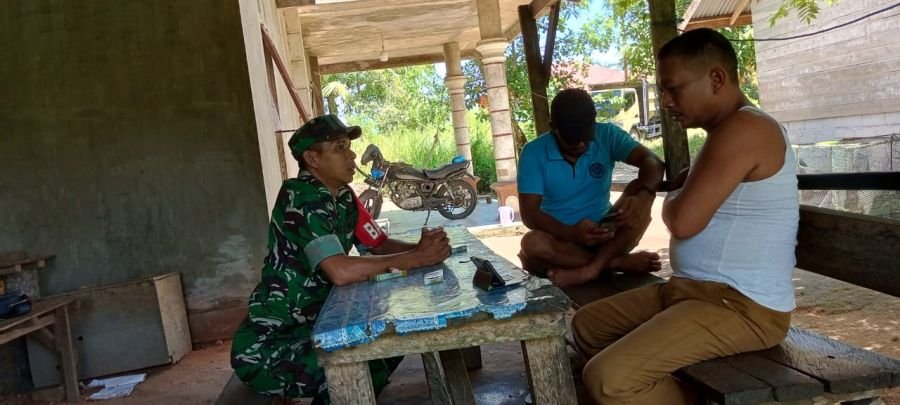 Babinsa Limau Manis Perkuat Kerukunan Lewat Komsos Bersama Warga