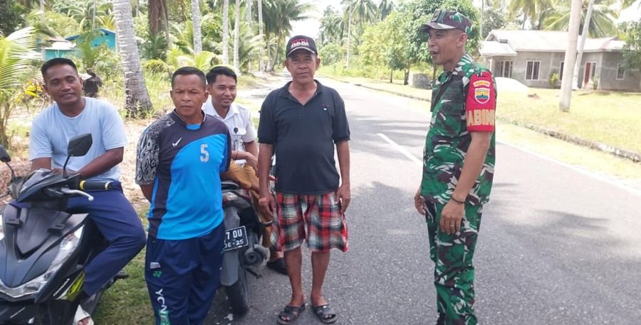 Babinsa Limau Manis Perkuat Kerukunan Lewat Komsos Bersama Pemuda