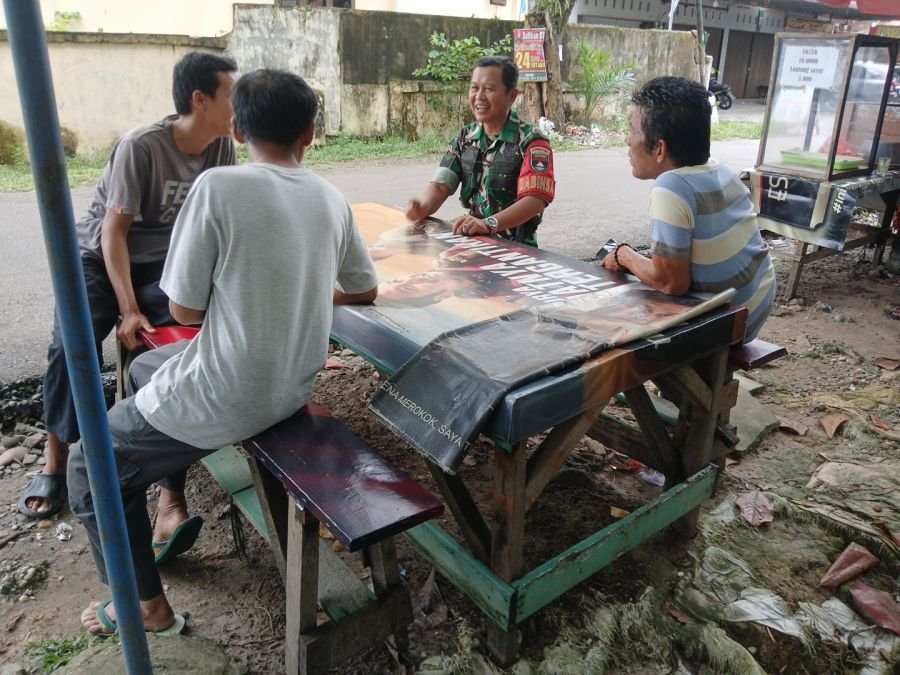 Babinsa Limbungan Baru Ajak Warga Hentikan Kebiasaan Bakar Sampah di Tengah Polusi Asap
