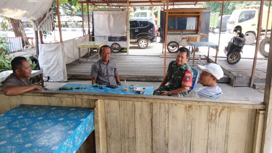 Babinsa Limbungan Baru Ajak Warga Peduli Lingkungan dan Aktifkan Pos Ronda