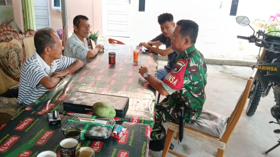 Babinsa Limbungan Baru Ajak Warga Rutin Gotong Royong Jaga Kebersihan Lingkungan