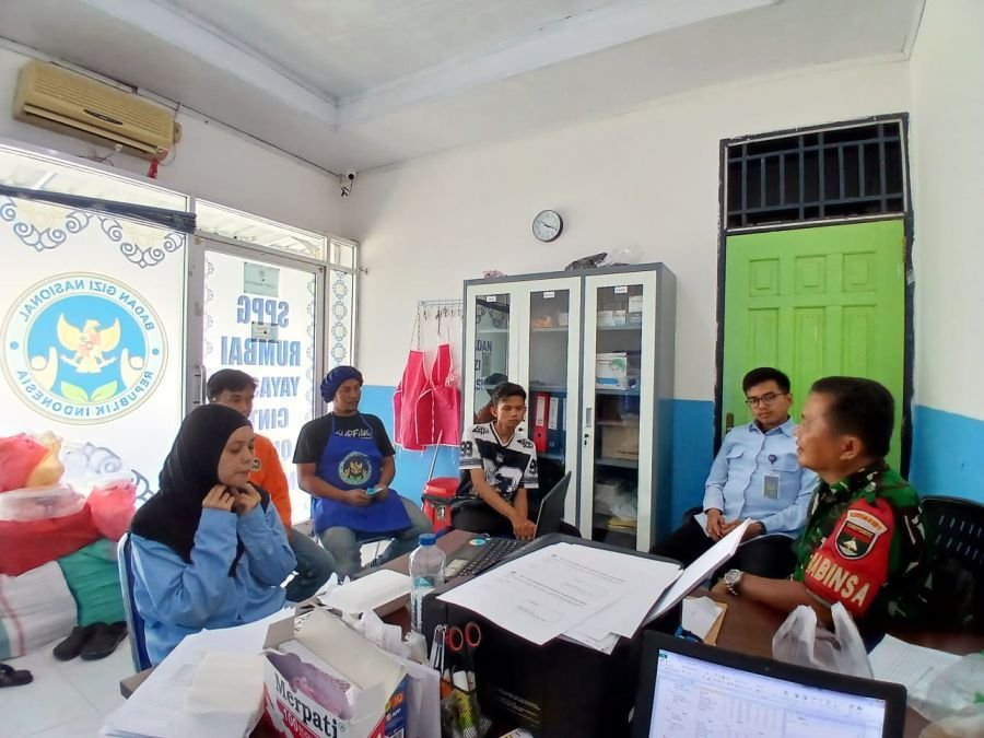 Babinsa Limbungan Baru Perkuat Komsos dengan Tim Dapur MBG dan SPPG