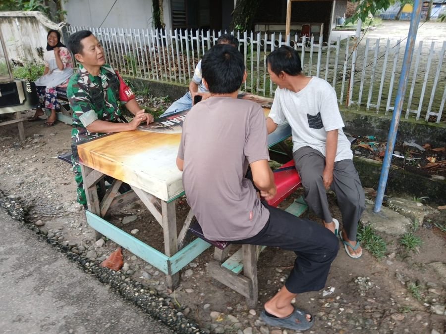 Babinsa Limbungan Baru Perkuat Sinergi Keamanan Lingkungan Lewat Komsos Bersama Ketua RT