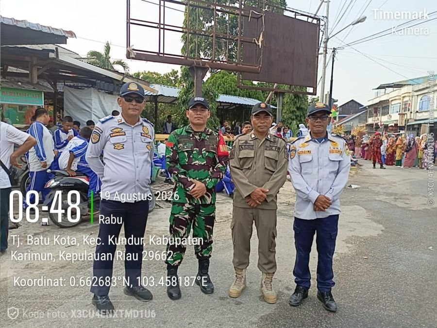 Babinsa Lubuk Amankan Pawai HUT RI, Jaga Perayaan Warga Tetap Kondusif