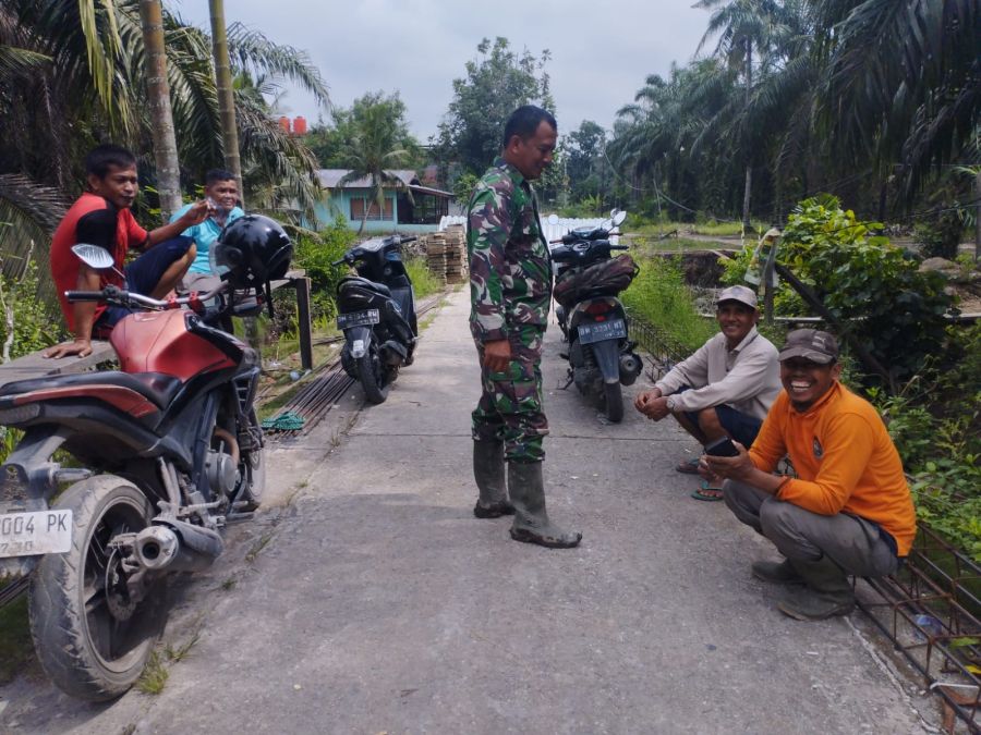 Babinsa Lubuk Gaung Intensifkan Patroli dan Sosialisasi Pencegahan Karhutla,