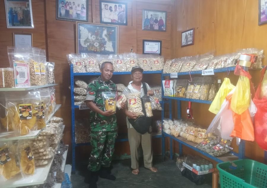 Babinsa Lubuk Semut Dorong UMKM Kerupuk BONA Naik Kelas