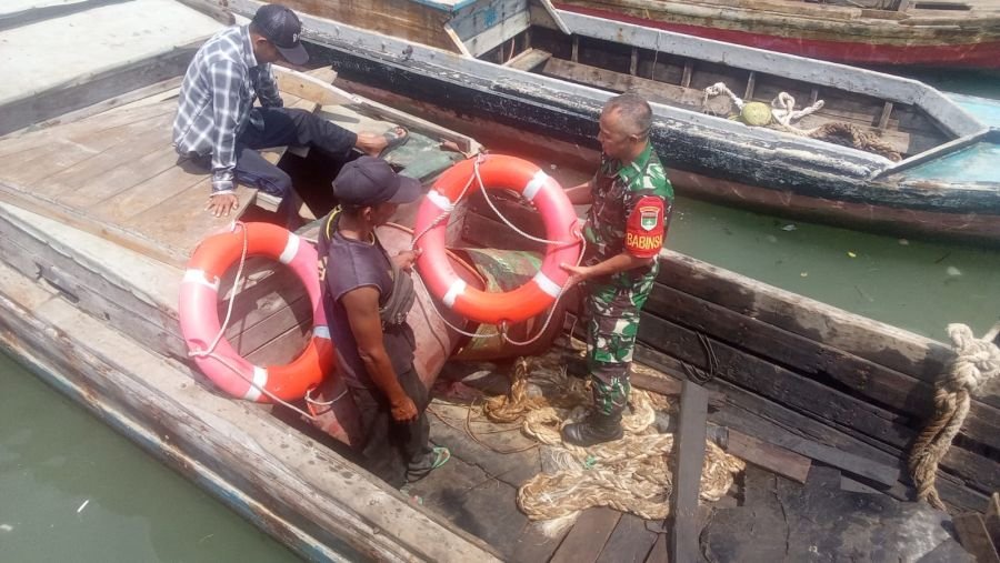 Babinsa Lubuk Semut Ingatkan Nelayan Utamakan Keselamatan Melaut