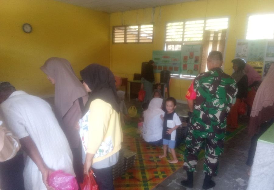 Babinsa Lubuk Semut Pastikan Penyaluran MBG untuk Balita dan Ibu Hamil Tepat Sasaran