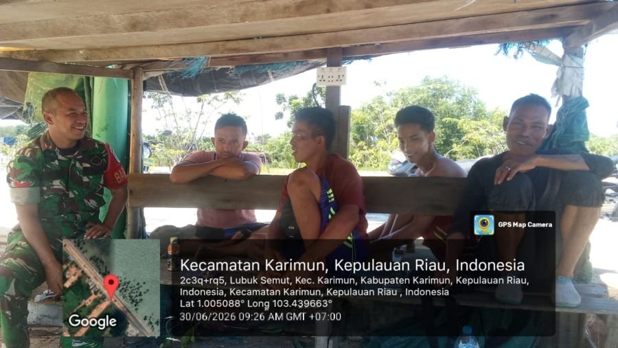 Babinsa Lubuk Semut Perkuat Kamtibmas Lewat Komsos Bersama Pemuda