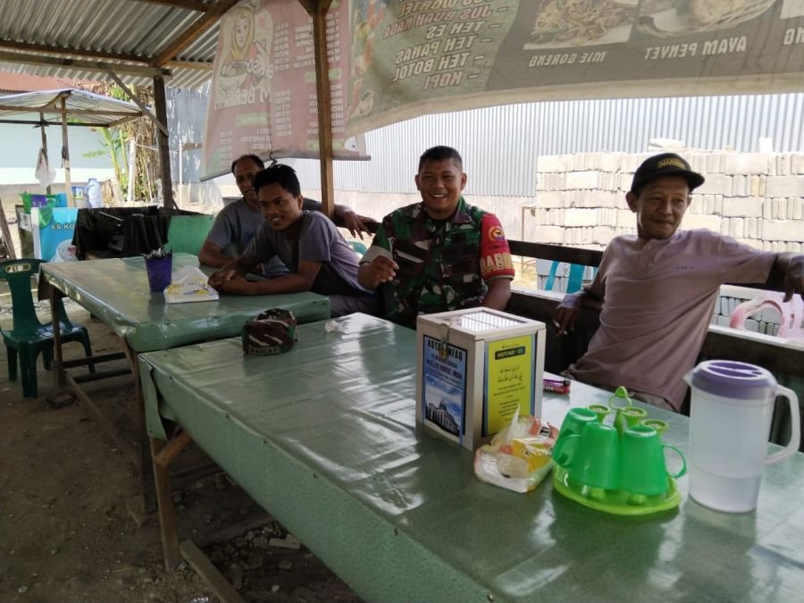 Babinsa Mahato Gelar Komsos di Warung Sarapan Pagi Wilayah Binaan.