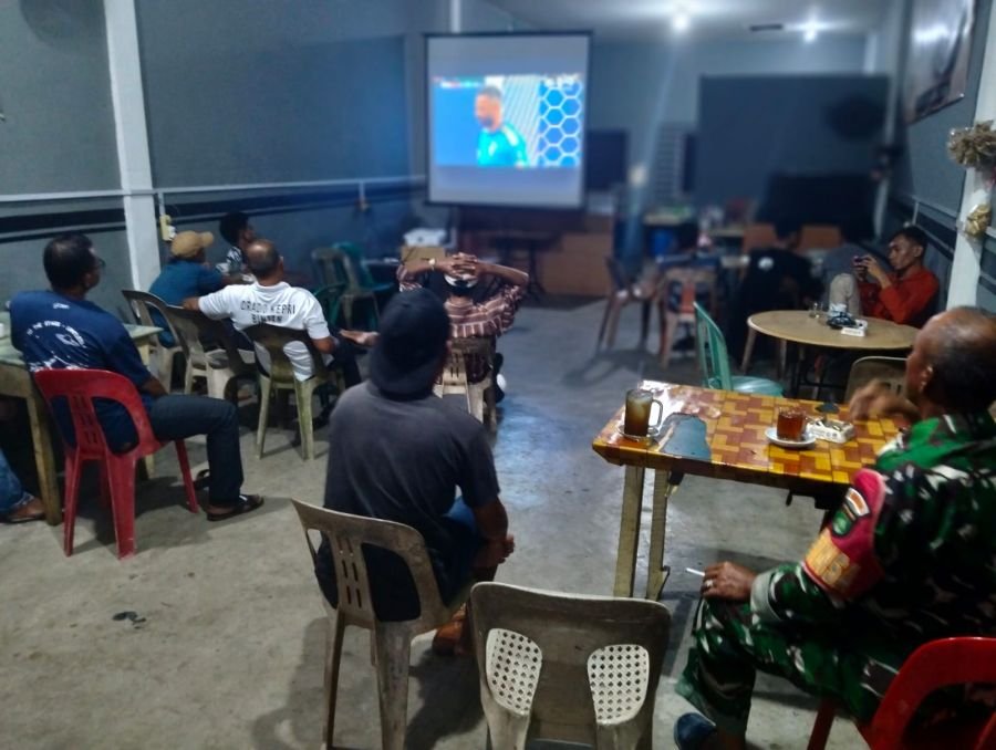 BABINSA MALANG RAPAT GELAR NOBAR PIALA DUNIA 2026 BERSAMA WARGA.
