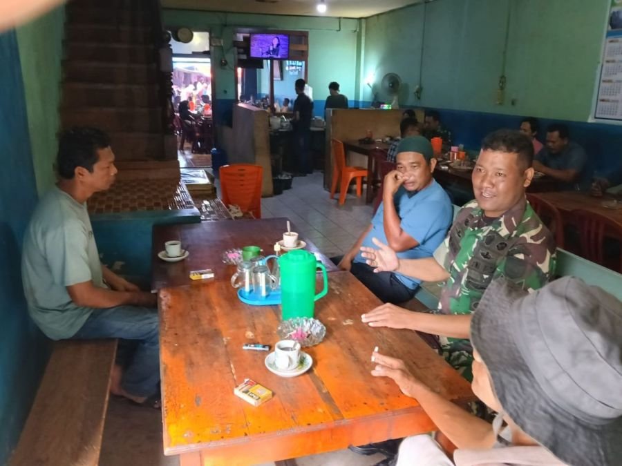 Babinsa Manfaatkan Hari Pasar untuk Komsos Bersama Warga di Kedai Kopi