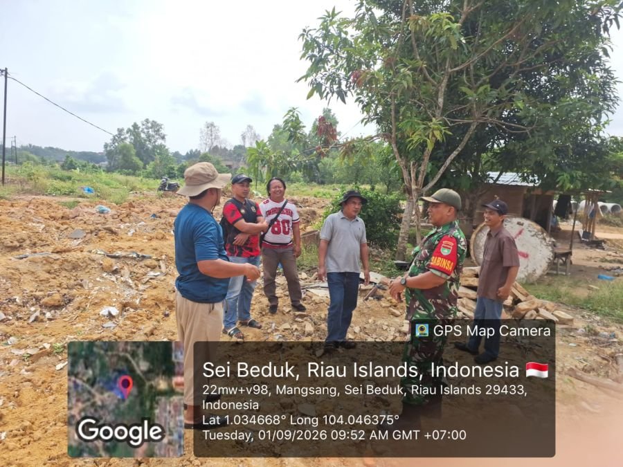 Babinsa Mangsang Tegaskan Kebersihan Parit Cegah Banjir Saat Musim Hujan