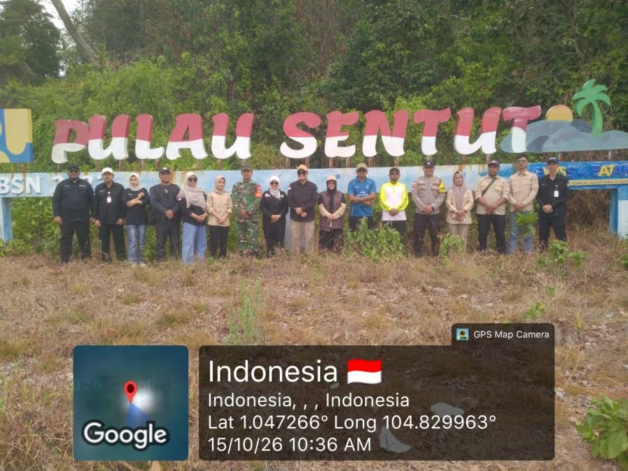 Babinsa Mapur Sertu Indra Yuriko Kawal Pemeliharaan Pilar Batas Negara di Pulau Sentut
