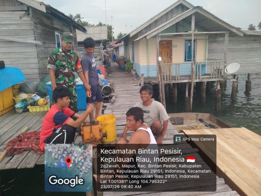 Babinsa Mapur Ingatkan Nelayan Periksa Kelengkapan Keselamatan Kapal Sebelum Berlayar.