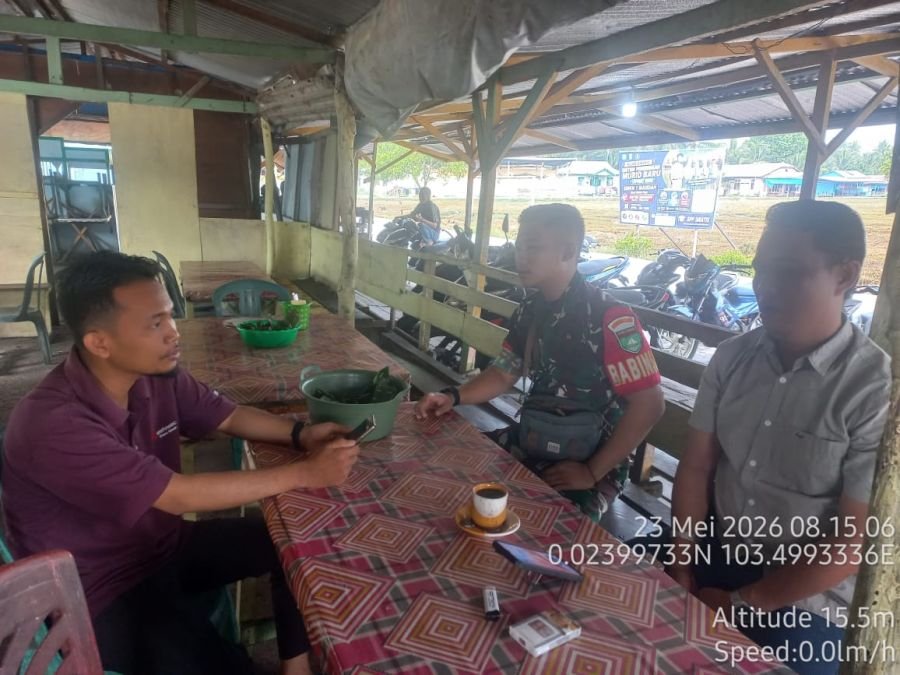 BABINSA  MELAKSANAKAN  KEGIATAN  KOMUNIKASI  SOSIA L BERSAMA  WARGA  BERBAGI  INFORMASI TENTANG  PER